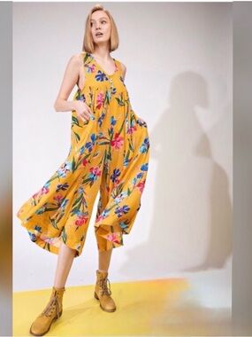 New: Easel Summertime Boho Yellow Floral Flowy Cropped Wide Leg Jumper• Small